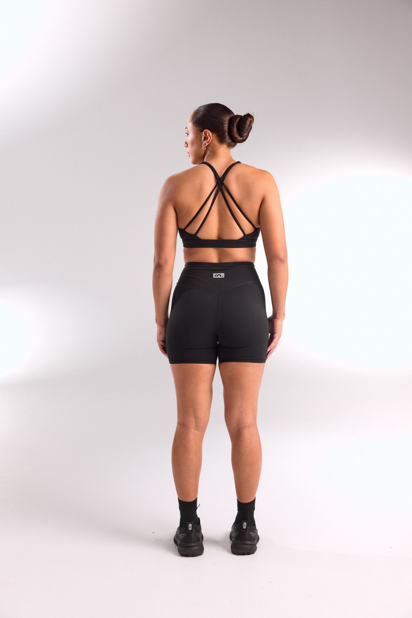 STAPLE MID SHORTS BLACK