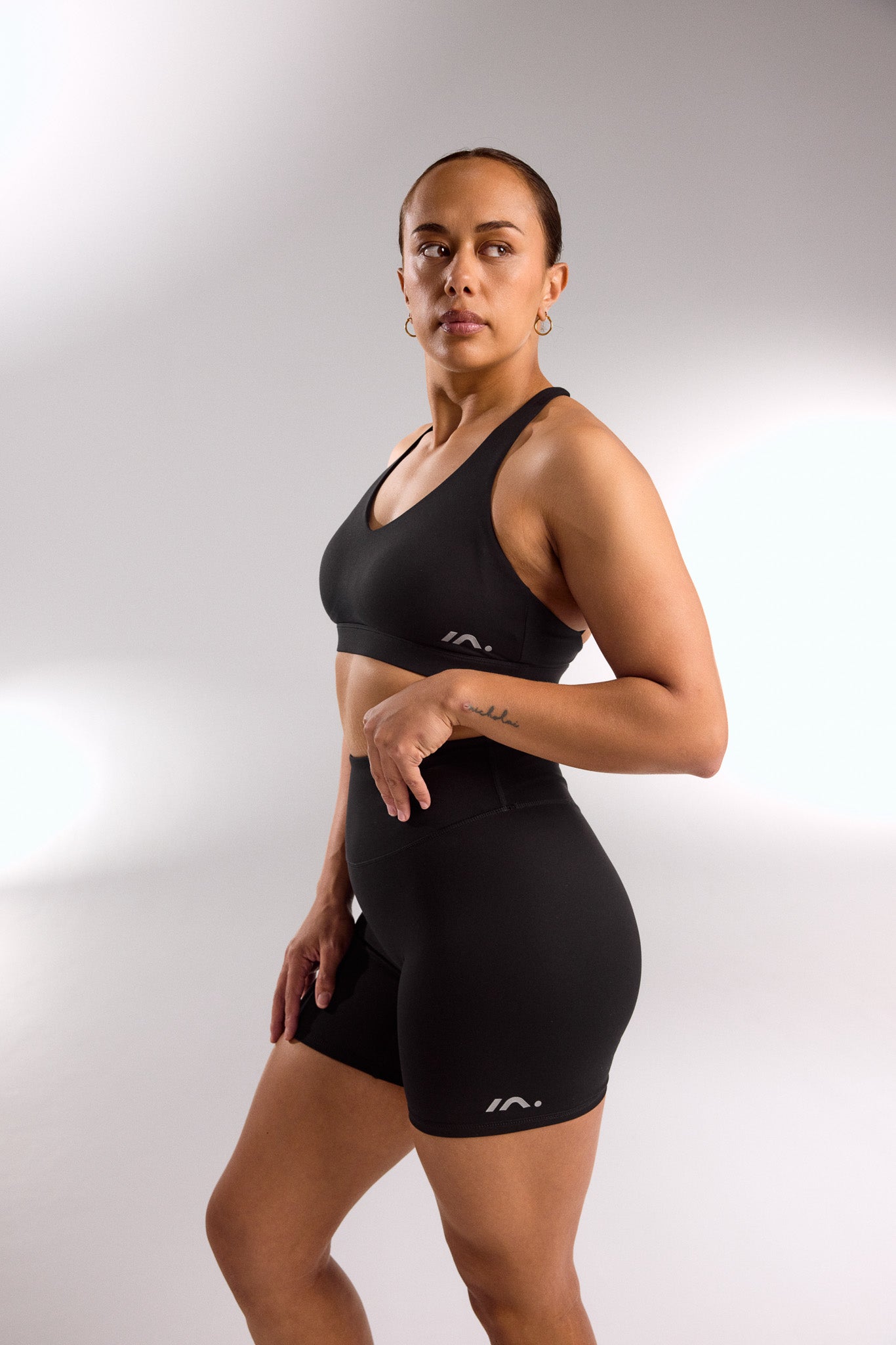 STAPLE MID SHORTS BLACK