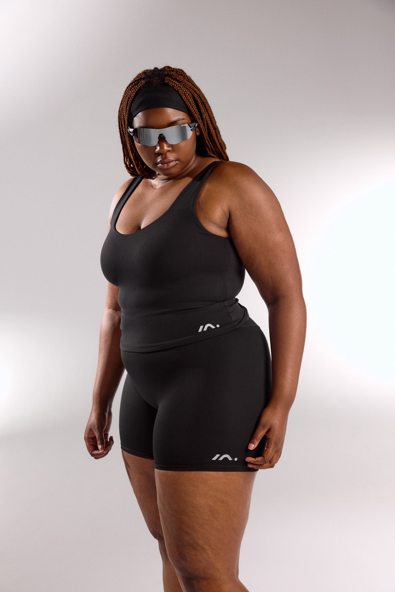 STAPLE MID SHORTS BLACK