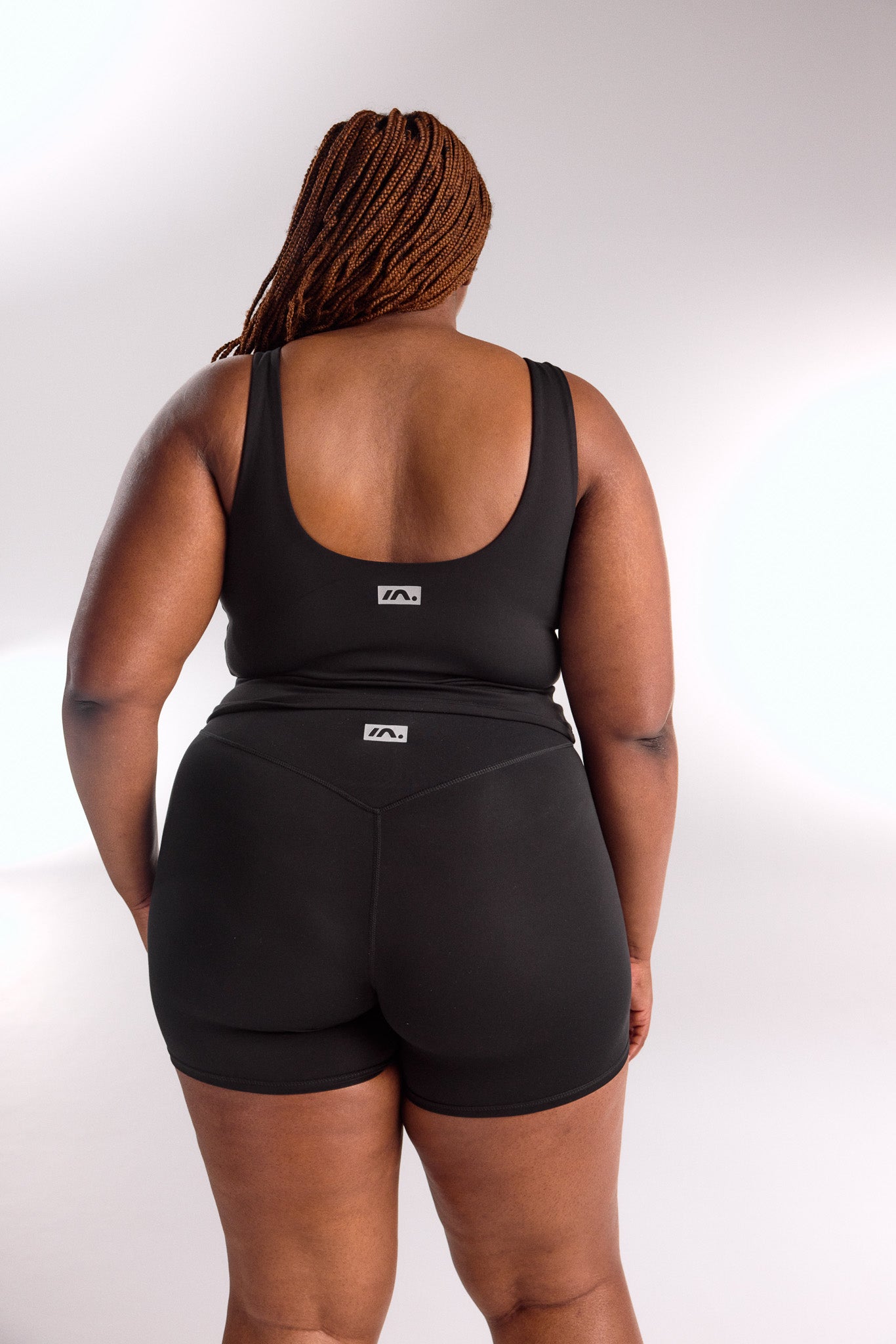 STAPLE MID SHORTS BLACK