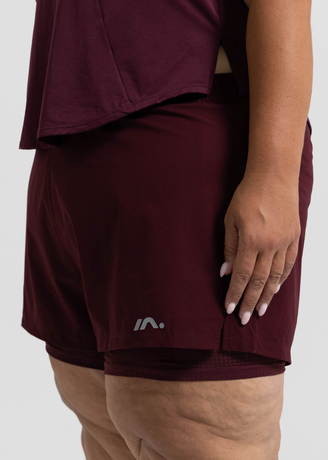 TRAINING SHORT WOMENS DEEP CHERRY