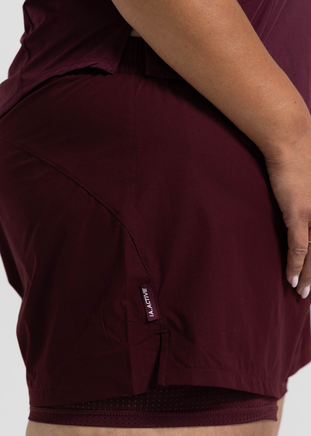 TRAINING SHORT WOMENS DEEP CHERRY